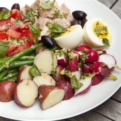 Niçoise Salad With Basil and Anchovy